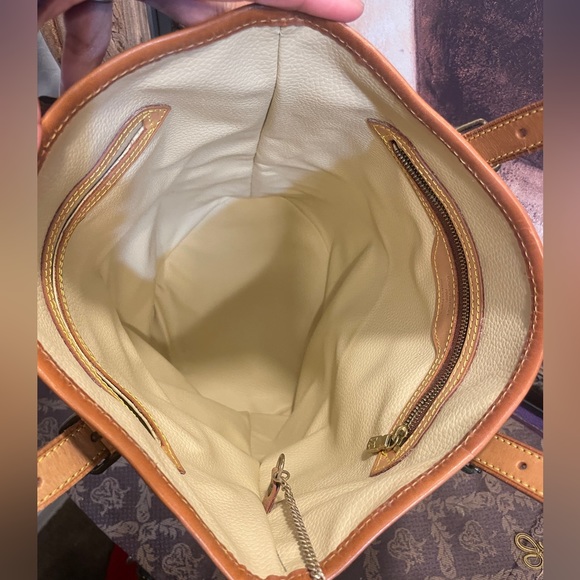 Authentic Louis Vuitton Bucket GM - Picture 11 of 15
